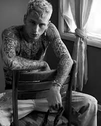 168 lb / 76 kg, body measurements/statistics: Machine Gun Kelly Height Weight Age Biography Family
