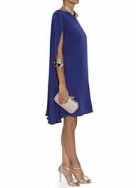 Elegante vestido de fiesta largo en color azul marino, con escote palabra de honor en forma de corazón, top plisado con talle asimétrico, broche de brillantes en el lado izquierdo, de corte recto y falda de encaje con suaves. Zapatos Paravestido Azul Marino Largo