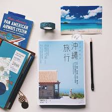 網路書店寄來 沖繩旅行 淡淡的生活 這本書的同一天 信箱裡收到好友noah同樣來自沖繩的旅行明信片 這是一種召喚啊 謝謝 ileza 日日的推薦 好喜歡這種容易被歸類為旅遊書 但又不能定義為旅遊書的書 旅遊資訊會過期 但崇尚自然的生活態度 postcard travelers