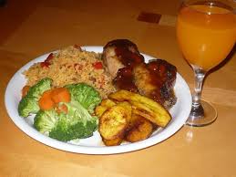 Yellow Rice With Bbq Chicken Fried Plantains And Vegetables With Glass Of Mango Juice Jamaican Recipes Dinner Today Chicken And Yellow Rice