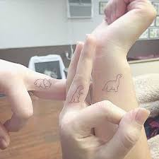 Ein Tattoo Ist Bekanntlich Fur Immer Und Beste Freunde Hat Man Noch Ein Paar Monate Langer Kleine Motive Freundin Tattoos Freunde Tattoo Schwestern Tattoo