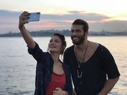 Il grande fratello vip, già prolungato fino a febbraio 2021, tornerà con le consuete due serate settimanali. Daydreamer Le Ali Del Sogno Mediaset Interrompe La Serie Di Can Yaman E Demet Ozdemir Ecco La Decisione Presa No Maria Io Esco