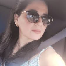 Un sencillo corte en la punta del platano o banana hará que parezca un  delfin. Una buena idea para buffets de frutas, postres o centros de mesa.