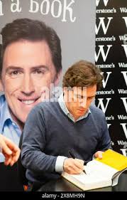 Il comico, attore, personalità di televisione, autore e musicista Paul  Reiser è mostrato un divertente venduti dalla folla durante un 'live'  comedy show Foto stock