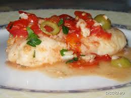 Togli i fiori di nasello dalla busta e mettili, ancora surgelati, in acqua bollente e cuocili per 8 minuti dalla ripresa dell' ebollizione. Filetto Di Merluzzo Con Pomodorini E Olive Tipi Casa