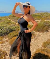 She began her career in mexico starring in the 1989 telenovela tere. Salma Hayek S Fans Defend Her Weight In Instagram Photo Hello