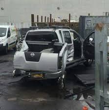 Harga nissan navara dan spesifikasi nissan navara mulai dari kelebihan, kekurangan, desain, mesin, suspensi, dimensi, fitur, dan gambar. Nissan Navara Patah Dua Pemilik Britain Berang Nissan Buat Tidak Peduli