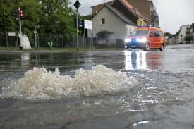 Die schäden an häusern und auf den straßen sind massiv. Zahlreiche Uberschwemmungen In Der Rechtsrheinischen Region