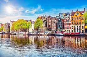 Politika holandeze dhe qeverisja janë karakterizuar nga një përpjekje për të arritur konsensus të gjerë mbi çështje të rëndësishme, brenda komunitetit politik dhe shoqërisë në tërësi. Guia De Viagem Para A Holanda Blog Da Maxmilhas
