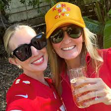 To all of the amazing women in my life. College friends, new and old  friends, mom friends, work friends! ❤️🎀 I'm always inspired by the  strength, resilience, and determination of the women