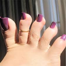 Lo que las hace atractivas es que son largas. Las Unas Extra Largas En Los Pies Una Tendencia De Este Verano