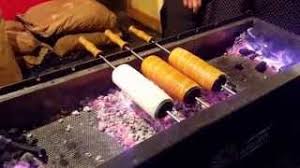 Il kürtőskalács è un dolce tipico ungherese, sembra addirittura che sia il dolce più antico dell'ungheria. Kurtoskalacs Dolce Tipico Ungherese Youtube