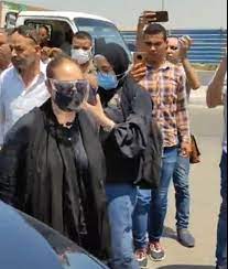 وغيب المرض الفنانة دلال عبد العزيز عن جنازة زوجها الفنان سمير غانم والذي رحل عن عالمنا يوم الخميس 20 مايو الماضي، وشيعت جنازته الجمعة 21 مايو، من مسجد المشير بالتجمع الخامس إلى مثواه الأخير. 26hescp22 Yc M
