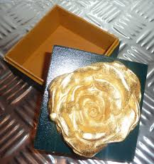 Moulage D Une Rose En Platre Dorure A La Detrempe Takeout Container Food Container