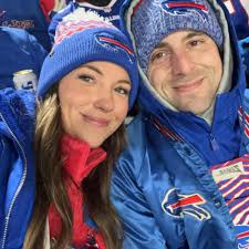 Hi I'm new and what are some good romance/ dark romance books for beginners  😭 (I already have ice breaker 😭)