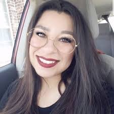 Sara Knox's Instagram, Twitter & Facebook