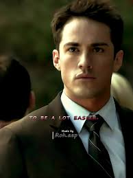 Klaus Leyendo La Carta De Caroline