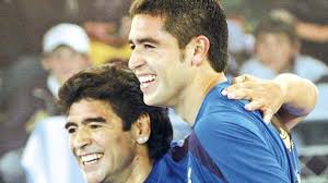 Fue el 24 de román fue parte de su partido homenaje en el 2001, en el que maradona, debajo de la camiseta. Diego Maradona Repasa A Juan Roman Riquelme Passarella Que Fundio A River Y Lo Mando A La B Es Heidi Al Lado De Estos Tres Redgol