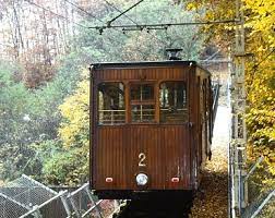 The standseilbahn stuttgart or stuttgart cable car is a funicular railway in the city of stuttgart, germany.the line links the südheimer platz valley station with the stuttgart degerloch forest cemetery in the south quarters of heslach.operated by stuttgarter straßenbahnen ag (ssb), it was opened on 30 october 1929 to facilitate visitors to the forest cemetery which is located 90 metres (295. Stuttgarter Standseilbahn Ausfluge Mit Dem Vvs In Der Region Stuttgart