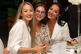 Solista mai are doua fete: Angela Rusu E InsÄƒrcinatÄƒ Este Cea Mai Mare Minune