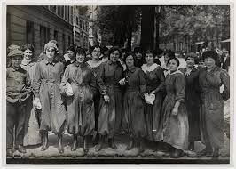 Les relations entre femmes allemandes et prisonniers de guerre français pendant la seconde guerre mondialeelle travaille sous la direction d'isabelle. Le Role Des Femmes Pendant La Premiere Guerre Ville De Paris