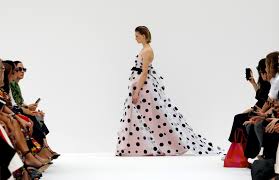 Wes gordon has been working at carolina herrera for a year, but resort is his first collection since the house founder stepped into an ambassadorial role. New York Fashion Week Carolina Herrera Coleccion Primavera Verano