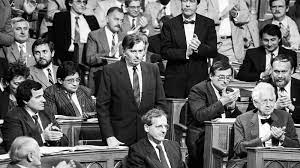 „1989 után a kihívó nélkül maradt és hegemón pozícióra törő liberális erők annak a tézisnek a nevében léptek föl, hogy csak a kapitalizmus és a liberális. Tetszettek Volna Forradalmat Csinalni Schiffer Andras A Ma 30 Eves Mdf Szdsz Paktumrol Valasz Online