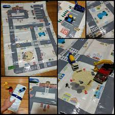 トミカにハマリ中の息子に手作り道路 レジャーシートの裏で持ち運び可 トミカ 道路マット 100均万歳 張り切る母ちゃん 息子love 夜な夜な作業 喜ぶ顔が見たい 手作りおもちゃ 保育園 手作りおもちゃ 手作り おもちゃ 車