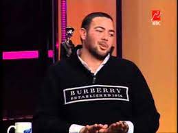 خالد اديب يقلد والده عمرو اديب على مسرح الليلة مع هانى youtube