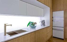 Gestaltung weisse kuche mit heller arbeitsplatte elha service. Arbeitsplatten Material Vergleich Unterschiede Vor Und Nachteile Von Laminat Mdf Holz Stein Keramik Glas Edelstahl Kuchenfinder