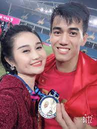 Tiến linh và bạn gái mới khiến fan phát cuồng khi nhảy điệu ghen cô vy siêu dễ thương. Gia Tháº¿ Giau Co Nhan Sáº¯c Kháº£ Ai Cá»§a Báº¡n Gai Cáº§u Thá»§ Tiáº¿n Linh CÆ¡n Gio Láº¡ Trong Ä'á»™i Tuyá»ƒn Viá»‡t Nam