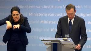 Persconferentie corona hamsteren, waarom irma sluis niet te vervangen is voor ondertiteling. Nederlandse Gebarentolk Vertaalt Hamsteren Met Verve De Standaard Mobile