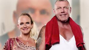 Linda zervakis ist eines der gesichter der tagesschau und moderiert nun auch wieder alles auf linda zervakis, moderatorin und sprecherin der tagesschau, war zu gast bei swr3latenight. Goodbye Deutschland Star Caro Robens Nackig In Der Wanne Sie Zeigt Ihre Muskulosen Beine Bunte De