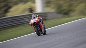 Pebalap ktm brad binder berhasil memanfaatkan situasi cuaca di motogp austria 2021 yang berubah drastis di penghujung balapan, dan memutuskan tidak mengganti motor. Hasil Motogp Styria Jorge Martin Juara