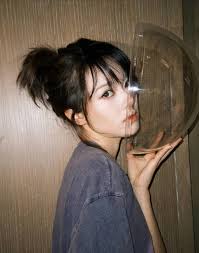 中国通讯社-赵今麦营业照鬼马俏皮清透妆容尽显慵懒灵动