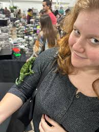 Female Illusionist Tracy dances with lizards as part of her act and claims  pet store owner Tim sold her reptiles when she was away!