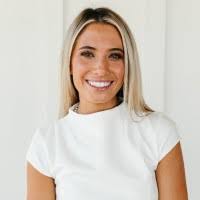 Betsy Ray's Instagram, Twitter & Facebook