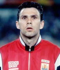 Né le 15/11/1967 à montevideo (uruguay). Gustavo Poyet Auf