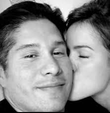 Novia de Chyno Miranda comparte romántica foto con el cantante y una  declaración de amor