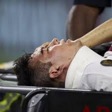 Chucky lozano salió lesionado del duelo entre #lazio y #napoli después de una mala caída. K O5umrj1h Bdm