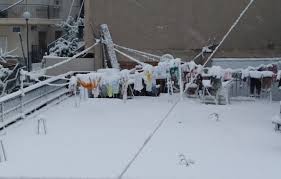 Μια πανέμορφη φωτογραφία από την ακρόπολη με δύο ανθρώπους να προσπαθούν να φτάσουν λες και βρίσκονται στην… αλάσκα. H Xionismenh A8hna Opws Th Fwtografise To Twitter