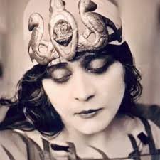 Theda Bara in CLEOPATRA (1917).