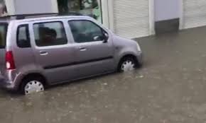 Stop alla circolazione dei treni sulla circumvesuviana a causa dell'allagamento della stazione di scafati (salerno), la circolazione sulla linea. F7qq9lizpnuigm