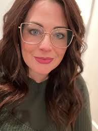 Carolyn Bechard's Instagram, Twitter & Facebook