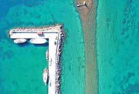 Κάντε χρήση του κινητού σας με την εφαρμογή qr reader και ανακαλύψτε μας! Eretria Ta Dyo Limania Dipla Dipla Poy Ta Xwrizoyn 2 500 Xronia