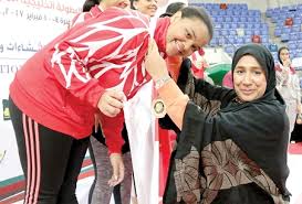على الجانب الاخر اليوم يدخل منتخب الامارات ضيفا امام. Ù…Ù†ØªØ®Ø¨ Ø§Ù„Ø³ÙŠØ¯Ø§Øª Ø§Ù„ÙˆØ·Ù†ÙŠ ÙŠØ±ÙØ¹ ÙƒØ£Ø³ Ø§Ù„Ø®Ù„ÙŠØ¬ Ù„Ù„Ù…Ø¨Ø§Ø±Ø²Ø© Ù„Ø³Ù„Ø§Ø­ Ø§Ù„Ø£ÙŠØ¨ÙŠÙ‡ ØµØ­ÙŠÙØ© Ø§Ù„Ø£ÙŠØ§Ù… Ø§Ù„Ø¨Ø­Ø±ÙŠÙ†ÙŠØ©