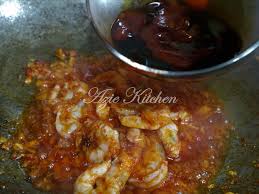 Pecahkan telur, kacau dan bolehlah diangkat. Kuey Teow Goreng Azie Kitchen