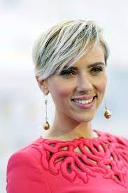 Ce rouleau empilé ne touche guère la mâchoire. Coupe De Cheveux Dynamique Coiffures De Caractere Vues Sur Les Stars Coupe De Cheveux Coiffures De Star Cheveux