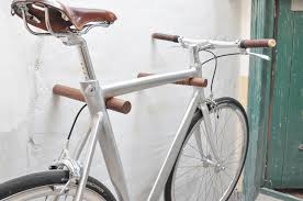 Wooden Bike Rack Stab Stab Die Minimalistische Fahrrad Wandhalterung Jeder Fahrradhalter Ist Ein Unikat Aus M Fahrrad Wandhalterung Radfahren Wandhalterung