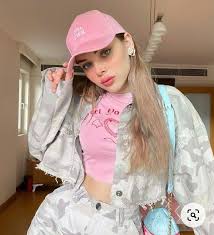 𝓐𝓨s𝓔𝓖𝓤 𝓛 𝓞𝓚𝓤𝓡 adli kullanicinin asli guler panosundaki pin kizlar unluler sarisinlar